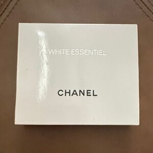 CHANEL White hair holder to wash face Essentiel Packaging